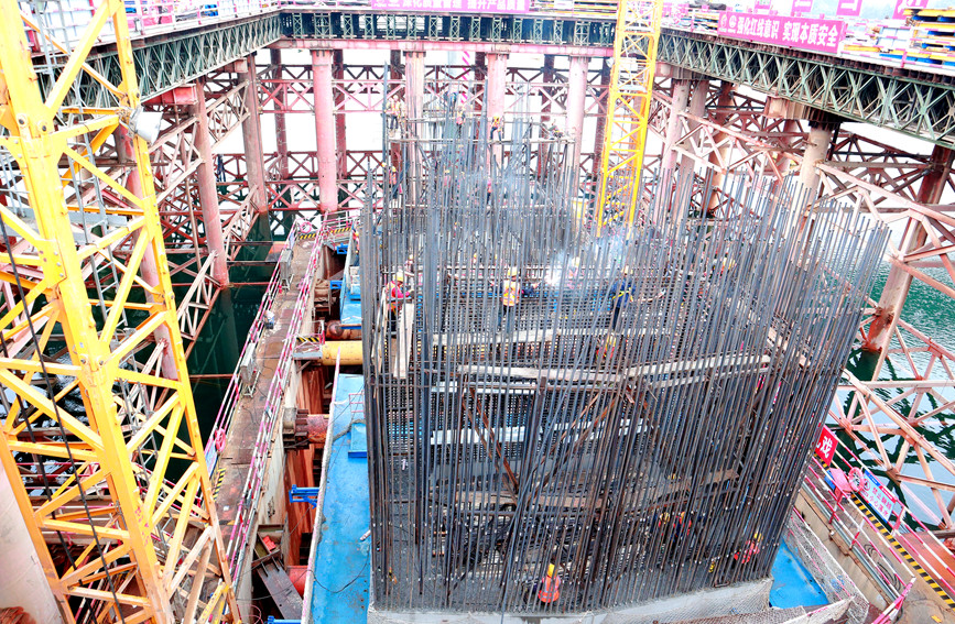 施工人員在不同區(qū)域有序忙碌。