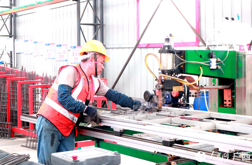 施工人員在不同區(qū)域有序忙碌。人民網(wǎng)記者 陳燕攝