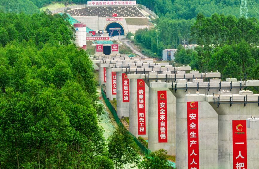 柳梧鐵路大琳特大橋、太平隧道施工現(xiàn)場。柳梧鐵路項目供圖