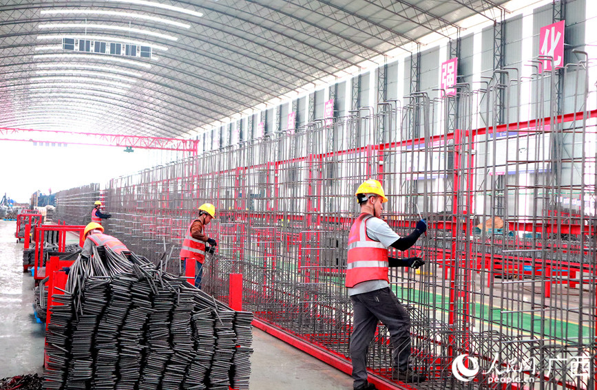 施工人員在不同區(qū)域有序忙碌。人民網(wǎng)記者 陳燕攝