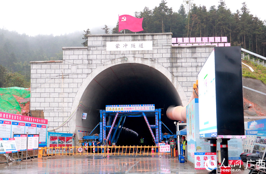 正在如火如荼建設(shè)的蒙沖隧道。人民網(wǎng)記者 陳燕攝