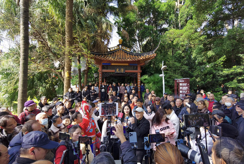 網(wǎng)絡主播在直播間傳遞山歌文化。陳粵攝