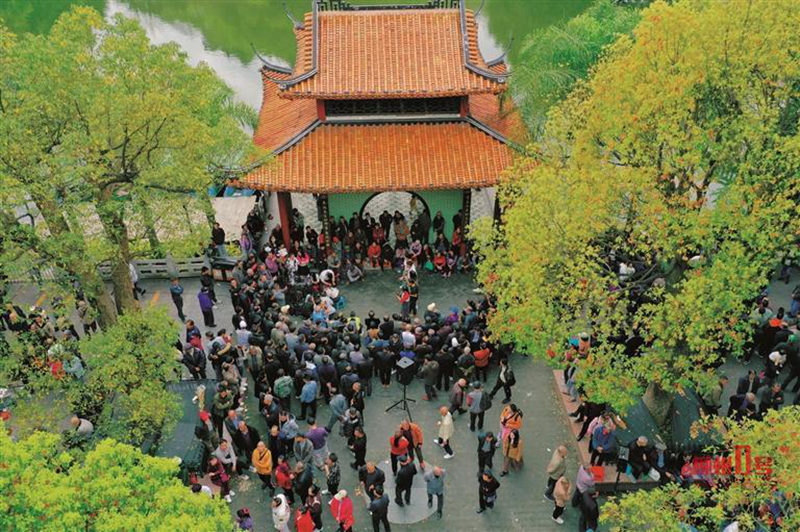 柳州魚峰公園山歌區(qū)域人流涌動。柳州市融媒體中心供圖