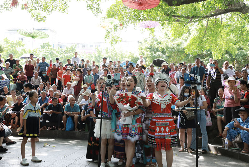 90后山歌手在魚峰歌圩青檀歌臺下傳唱山歌。包華武攝