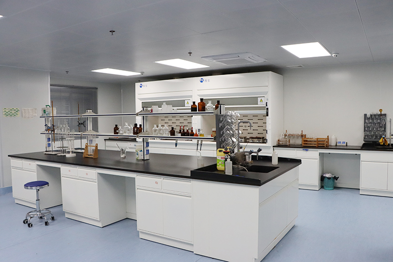 無機(jī)分析實(shí)驗(yàn)室。覃明珠攝