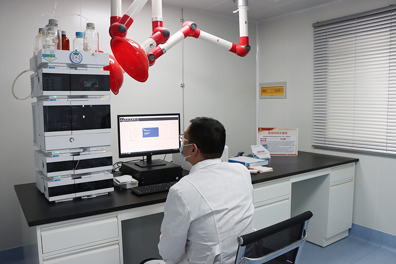 工作人員作液相色譜檢測。覃明珠攝