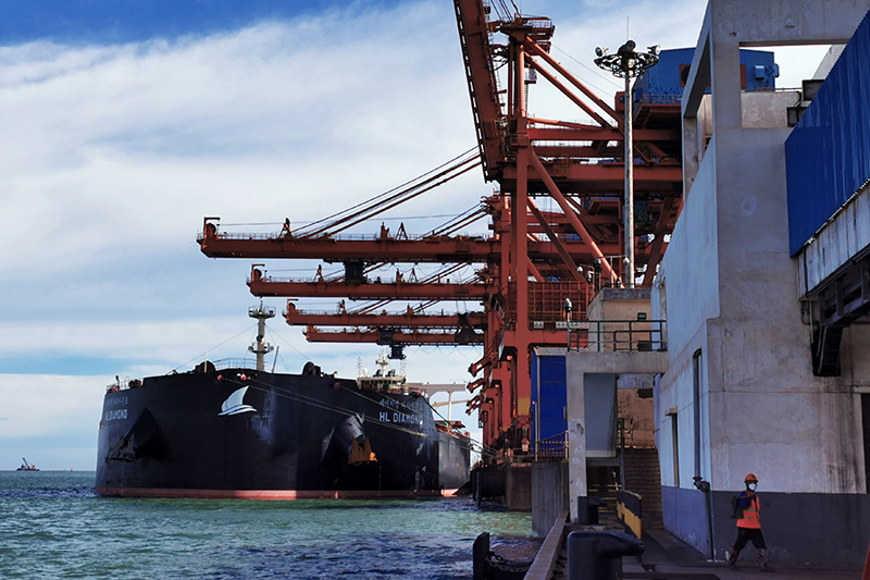 巴西鐵礦在廣西防城港碼頭卸貨。廣西供應(yīng)鏈服務(wù)集團(tuán)供圖