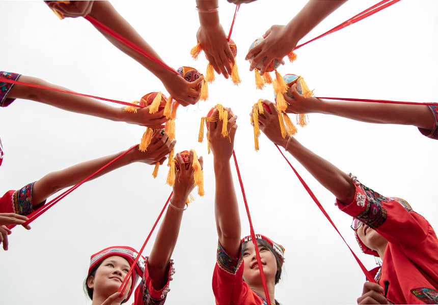 同學(xué)們展示繡球。