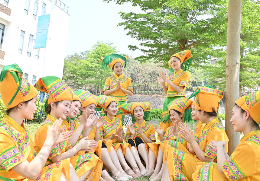 同學(xué)們身著盛裝歡慶佳節(jié)。