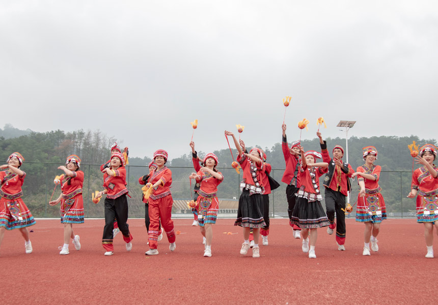 同學(xué)們身著盛裝歡慶佳節(jié)。