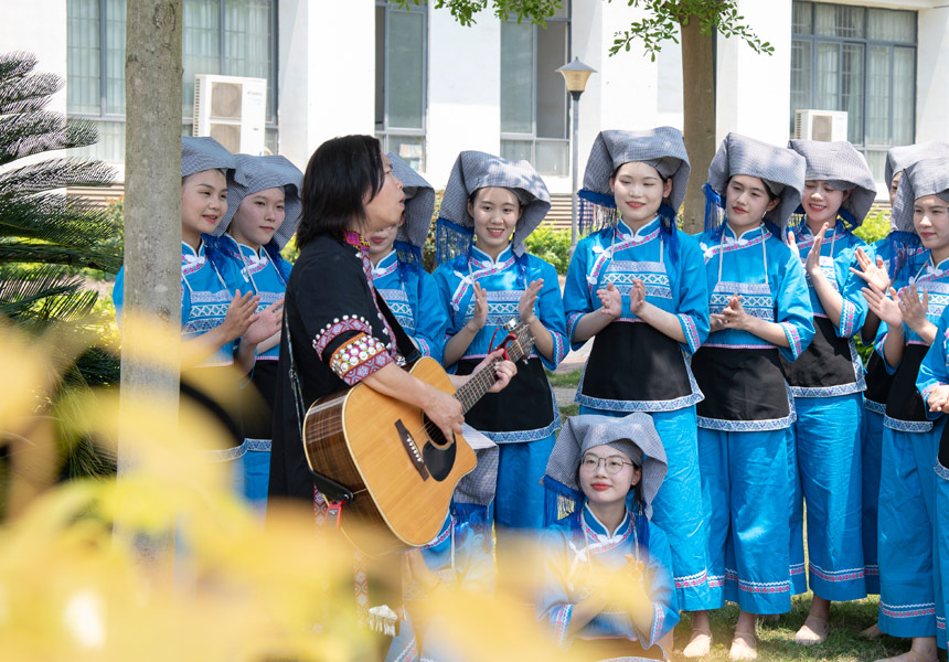 同學(xué)們身著盛裝，以豐富多彩的民俗文化活動迎接“廣西三月三”。