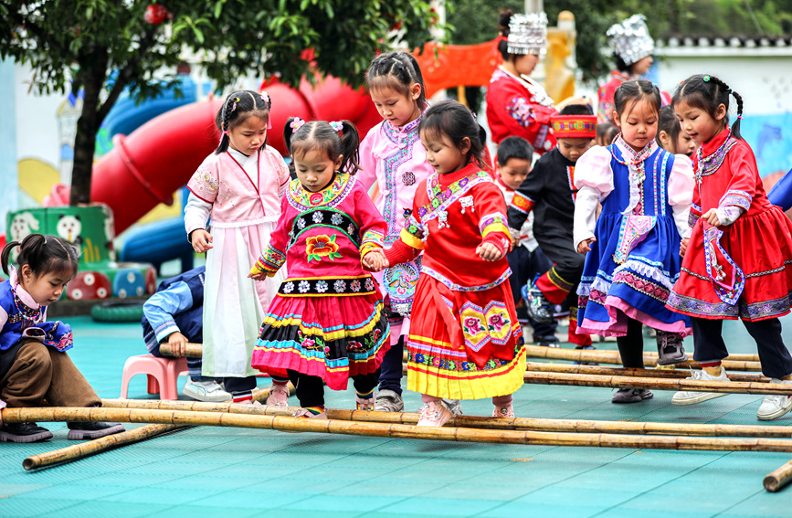 孩子們身著盛裝跳竹竿舞。陽海翔攝