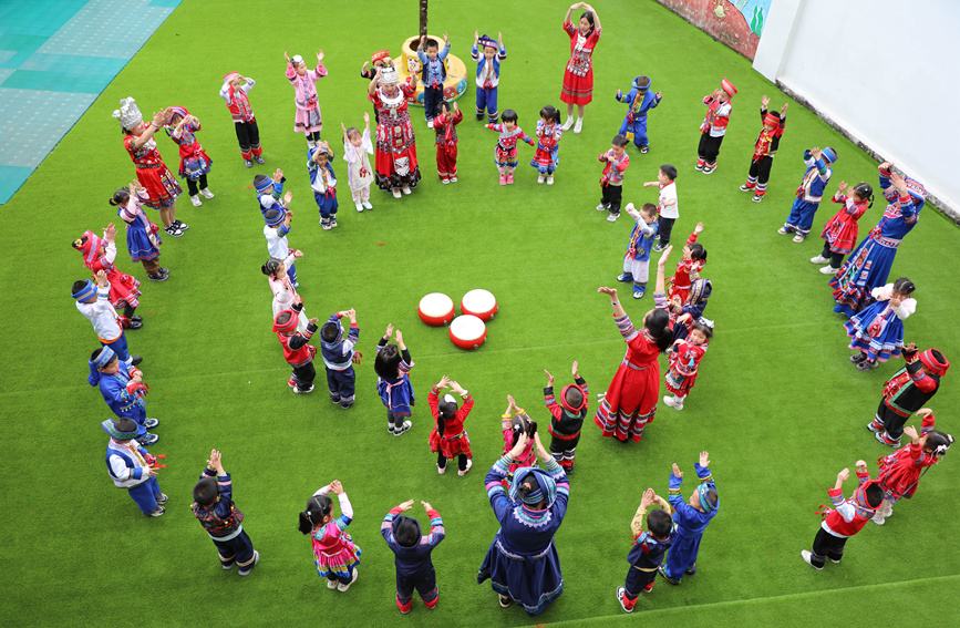 孩子們跳圓圈舞。陽海翔攝