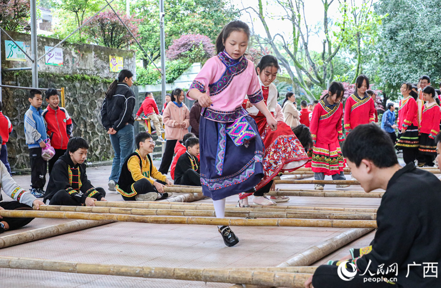 瑤鄉(xiāng)學(xué)生們在跳竹竿舞。人民網(wǎng)記者 陳燕攝