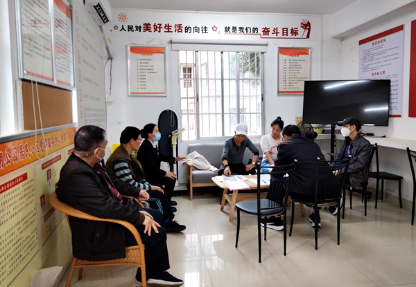 物業(yè)和小區(qū)自管小組開(kāi)會(huì)。青秀區(qū)融媒體中心供圖