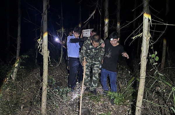 警民合力將老人從深山救出