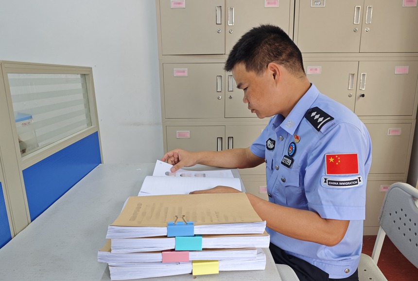 李南在查看案件卷宗