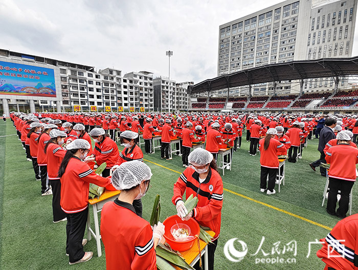 萬人包粽子現(xiàn)場(chǎng)。人民網(wǎng)記者 沈泉池?cái)z