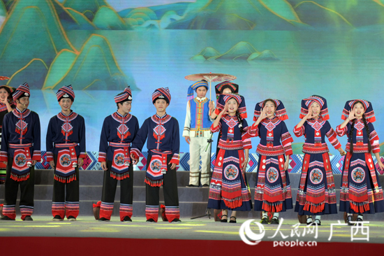 8日晚上文藝表演，山歌聯(lián)唱《山歌唱響大現(xiàn)代》。人民網(wǎng)記者 嚴(yán)立政攝