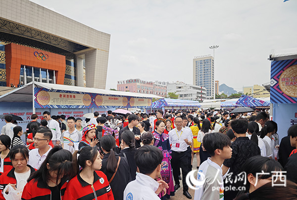 美食展區(qū)熱鬧非凡。人民網(wǎng)記者 嚴(yán)立政攝