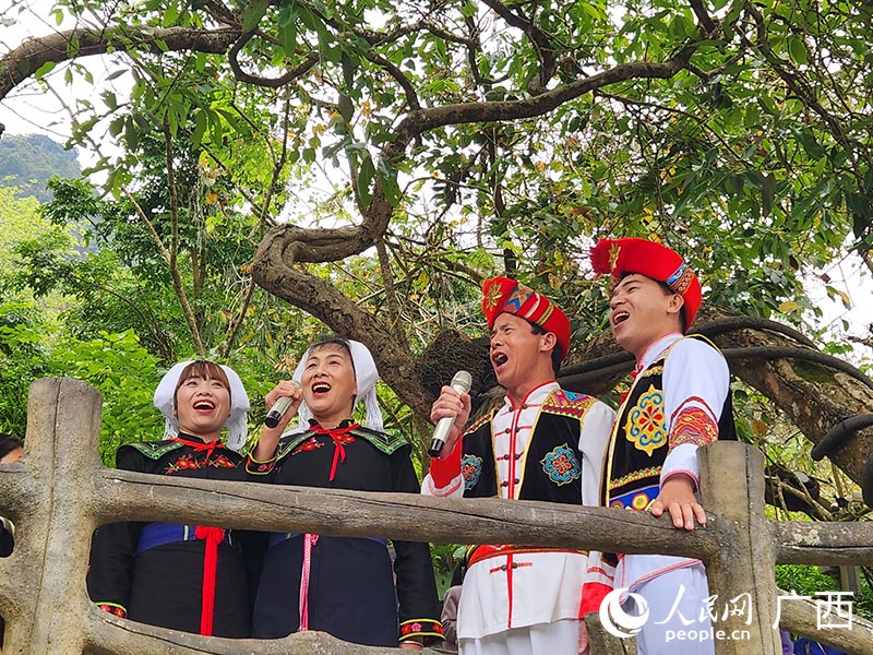 民歌對唱。人民網(wǎng)記者 黃子婧攝