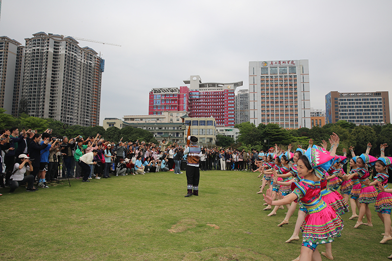 活動吸引市民們圍觀。梁智剛攝