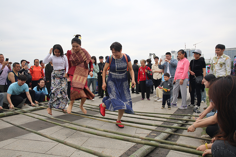 市民共同體驗竹竿舞。梁智剛攝