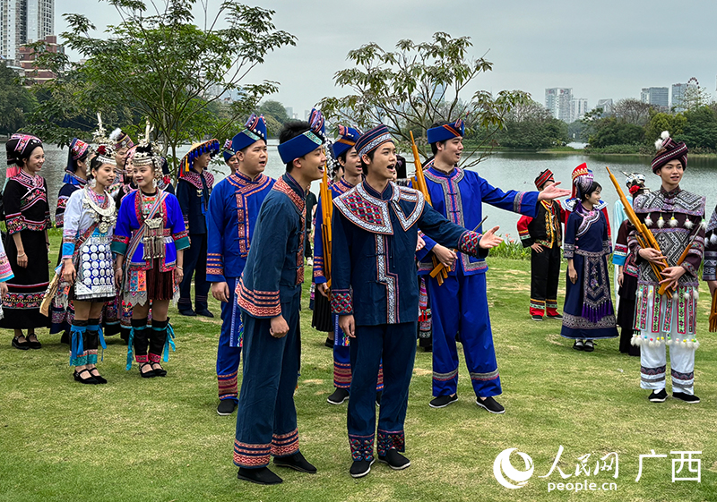 民歌演唱現(xiàn)場。人民網(wǎng) 何寧攝