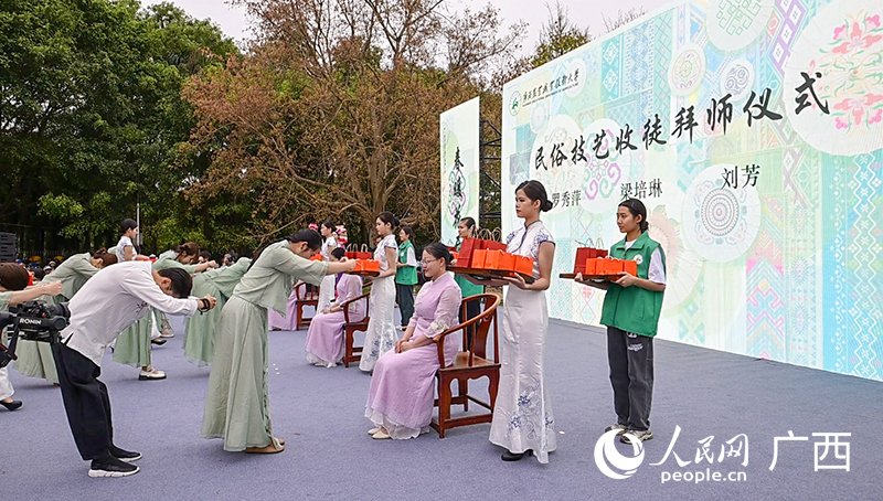 民俗技藝收徒拜師儀式。人民網(wǎng) 雷琦竣攝