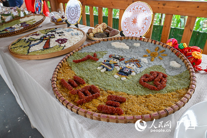 學(xué)生們制作的五色糯米飯創(chuàng)意拼盤。人民網(wǎng) 雷琦竣攝