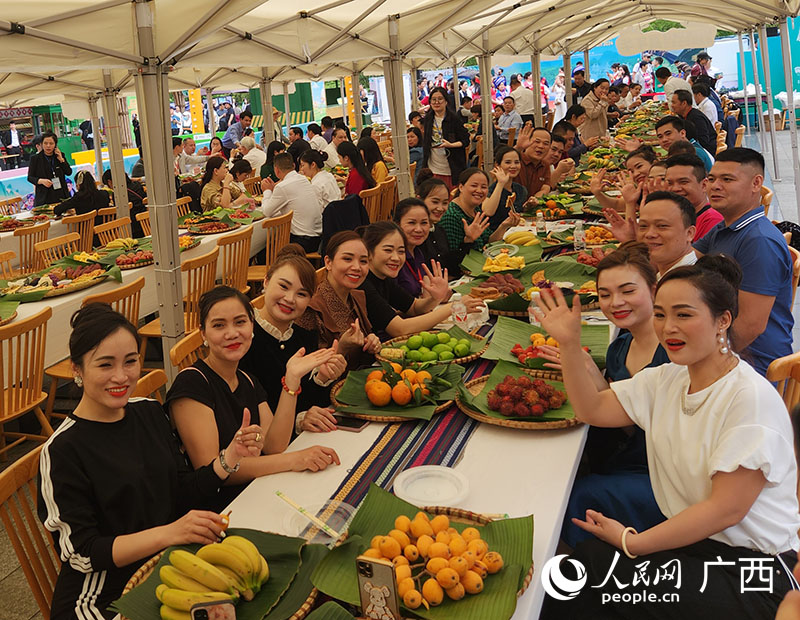 游客品嘗長桌宴美食。人民網(wǎng)記者 黃子婧攝