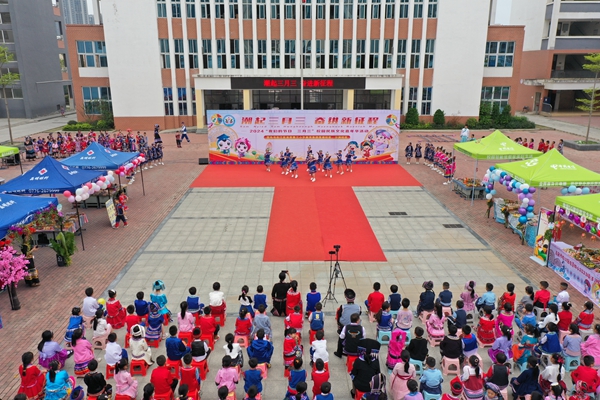 龍景四小活動現(xiàn)場。右江區(qū)委宣傳部供圖