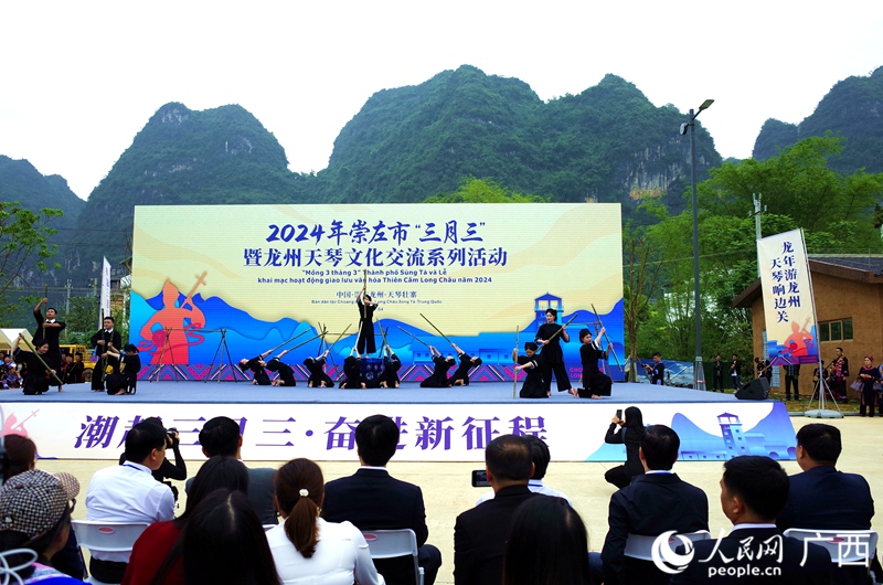 民俗文化文藝表演。人民網(wǎng)記者 覃心攝