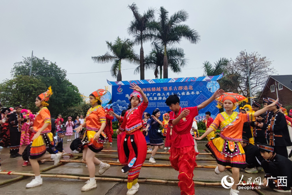 跳竹竿舞。人民網(wǎng)記者 王勇攝