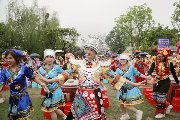 同心圓舞蹈表演。郭曉楓攝