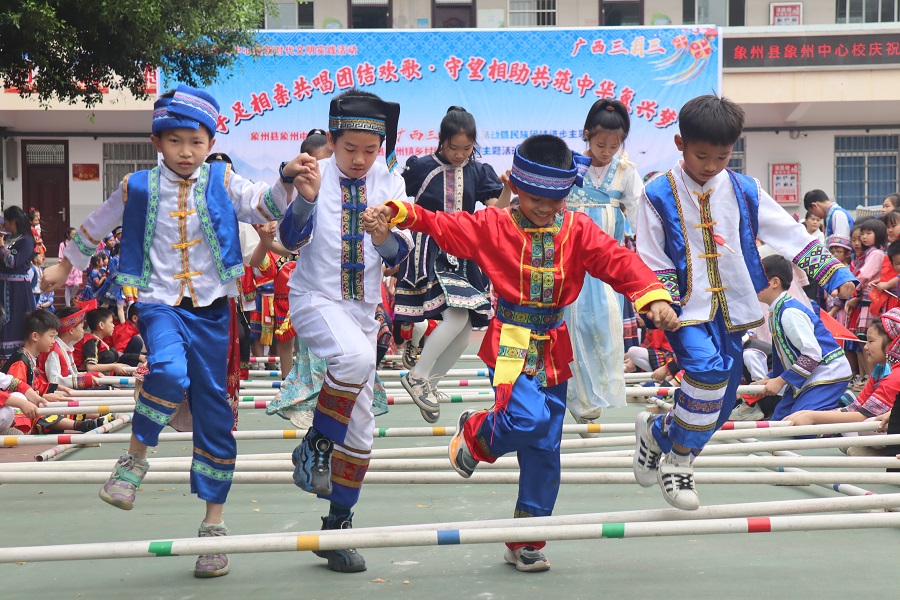 歡快的竹竿舞吸引了學(xué)生熱情參與。劉存昕攝