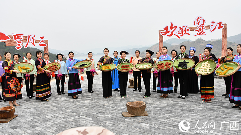 桂滇黔三省區(qū)各族同胞歡歌南盤江。人民網(wǎng) 馮肖慧攝