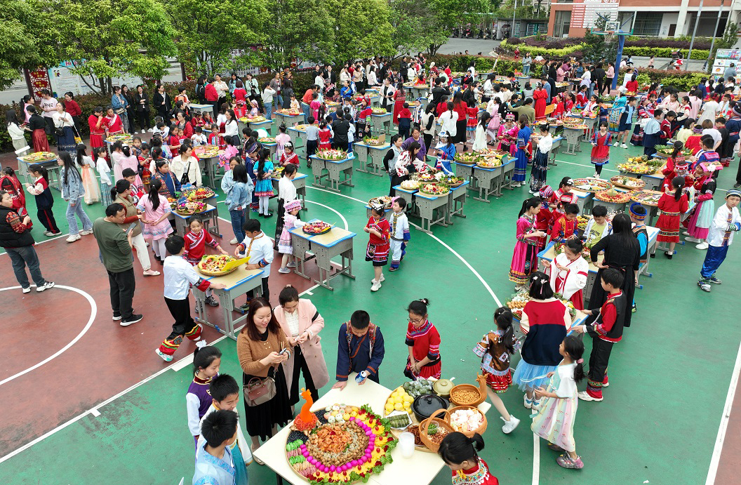 師生們熱情參與“三月三”活動(dòng)。