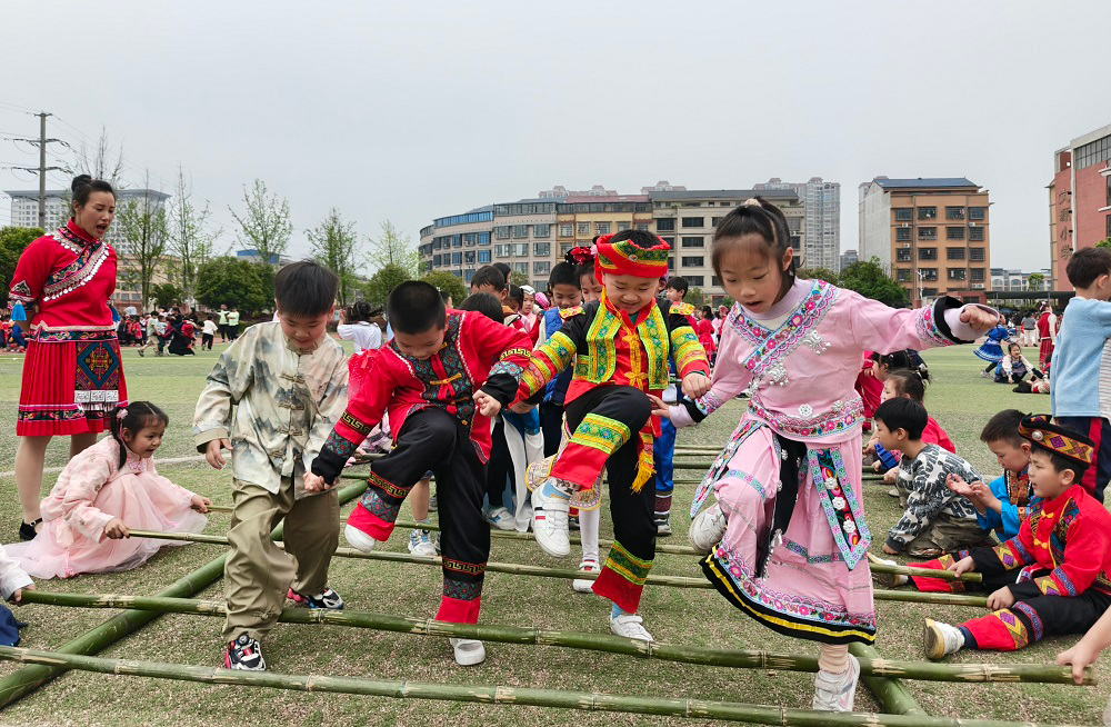 學生們盡情體驗竹竿舞。