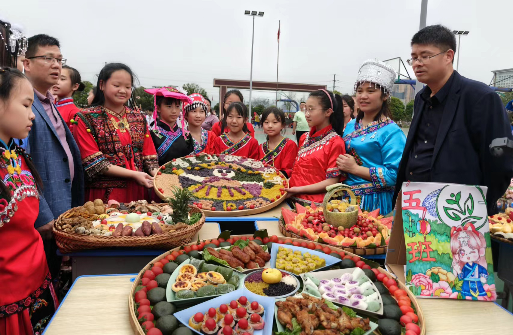 五色糯米飯等各種美食琳瑯滿目。