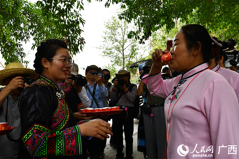 歡歌獻(xiàn)酒迎貴客。人民網(wǎng) 馮肖慧攝