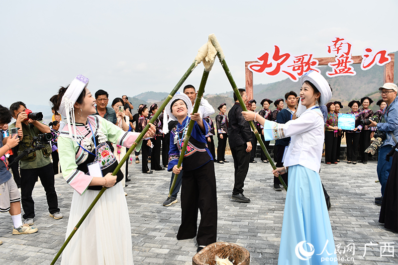 賓客體驗(yàn)舂糍粑樂(lè)趣。人民網(wǎng) 馮肖慧攝