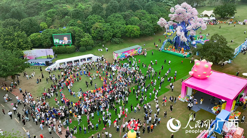 群眾在廣西南寧市青秀山主會場跳舞慶祝。人民網(wǎng) 雷琦竣攝