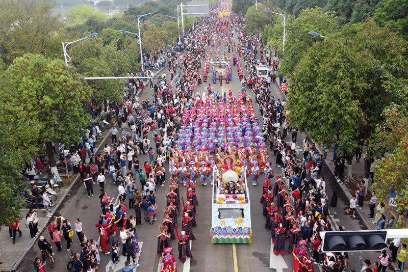 巡游隊伍。來賓市融媒體中心供圖