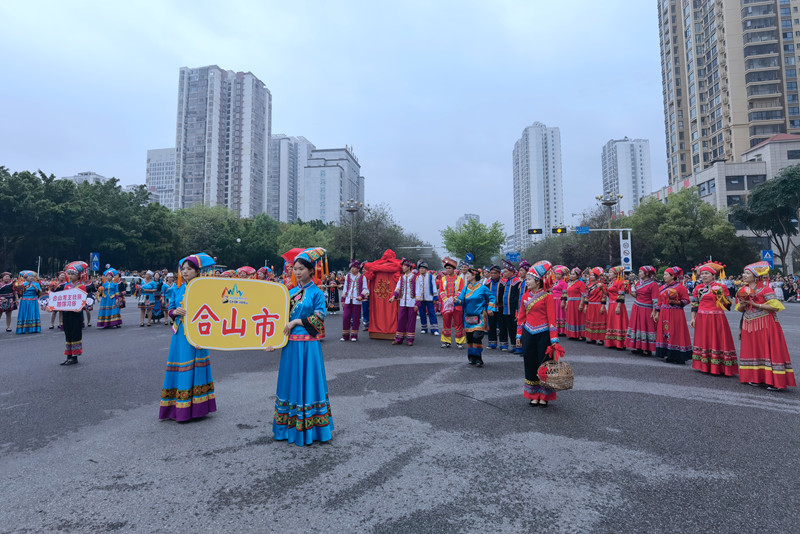 巡游隊伍極具民俗文化魅力。潘錦才攝