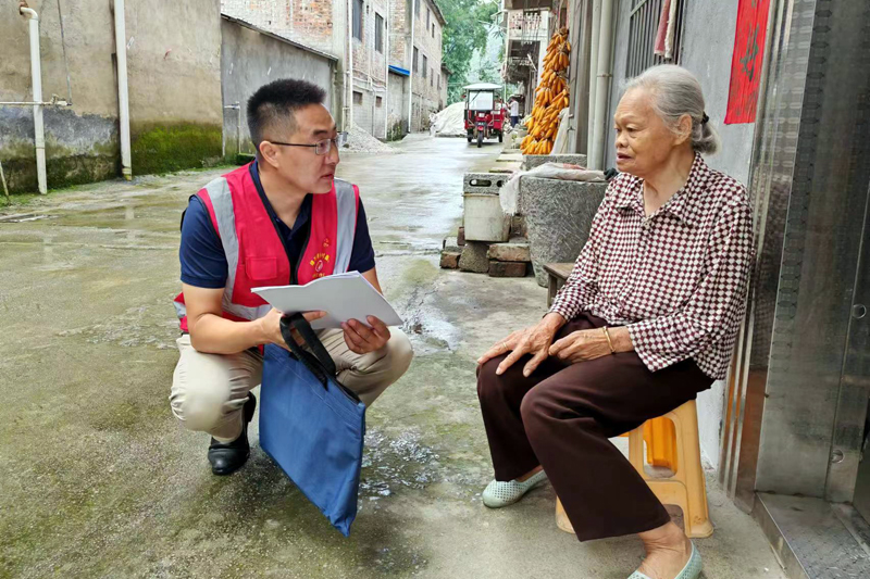 陳科向群眾了解紅白喜事操辦情況。馮俊杰攝