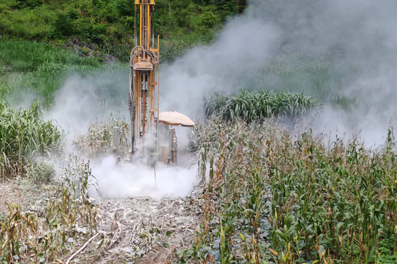 打井作業(yè)現(xiàn)場(chǎng)。馮俊杰攝