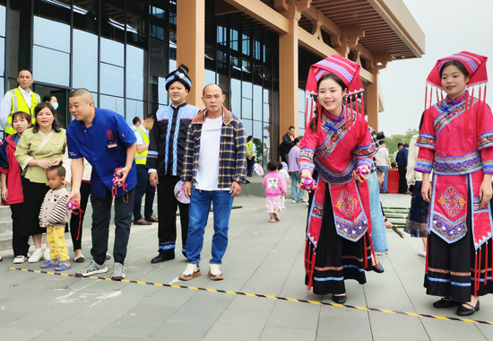 旅客參與拋繡球。黃俊榜攝