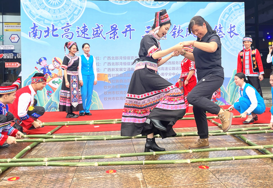 跳竹竿舞現(xiàn)場。王秋實攝