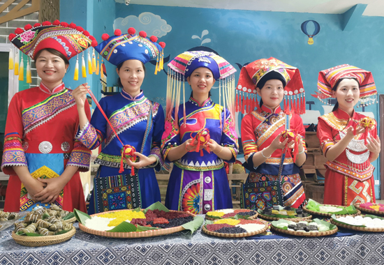 邀請旅客免費品嘗美食。呂星伯攝